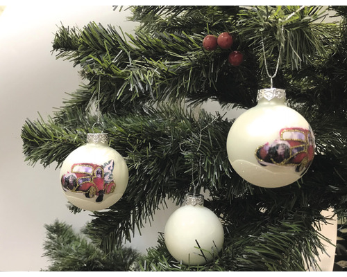 Weihnachtsbaum mit Christbaumkugeln mit Automobilmotiv