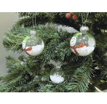 Christbaumkugeln mit Schneemanndekor auf einem Weihnachtsbaum