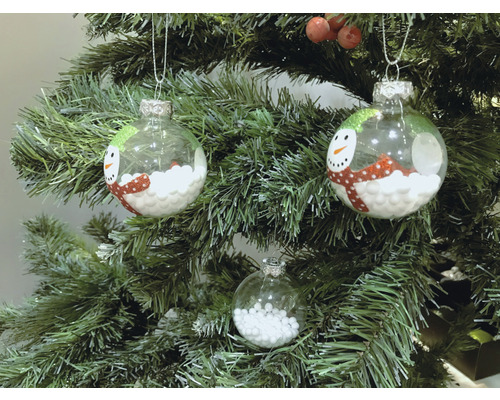Christbaumkugeln mit Schneemanndekor auf einem Weihnachtsbaum