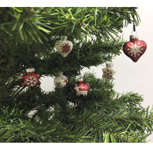 Weihnachtsbaum geschmückt mit Christbaumkugeln in Herz-, Stern- und Kugelform