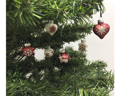 Weihnachtsbaum geschmückt mit Christbaumkugeln in Herz-, Stern- und Kugelform