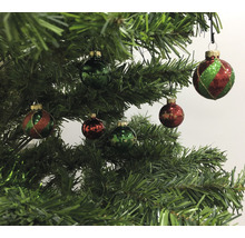 Weihnachtsbaum mit roten und grünen Christbaumkugeln