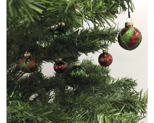Weihnachtsbaum mit roten und grünen Christbaumkugeln