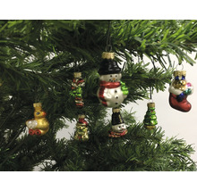 Weihnachtsbaum geschmückt mit verschiedenen Christbaumkugeln.