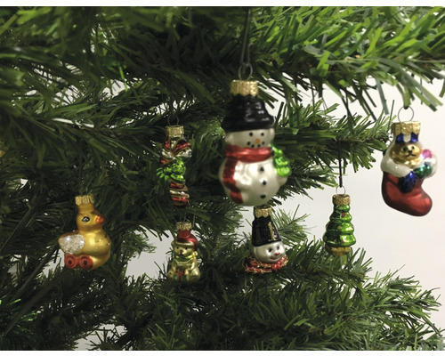 Weihnachtsbaum geschmückt mit verschiedenen Christbaumkugeln.