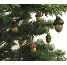 Dekorativer Christbaumschmuck in Form von Eicheln am Weihnachtsbaum.