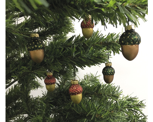 Dekorativer Christbaumschmuck in Form von Eicheln am Weihnachtsbaum.