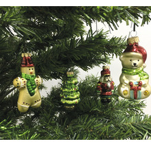Christbaum mit Weihnachtsschmuck in Form von Schneemann, Tannenbaum, Nussknacker und Teddybär