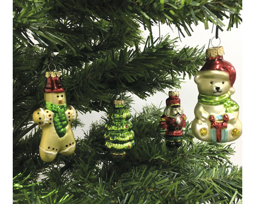 Christbaum mit Weihnachtsschmuck in Form von Schneemann, Tannenbaum, Nussknacker und Teddybär