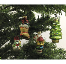 Weihnachtsbaum mit Christbaumschmuck in Form von Stiefel, Baum, Schneemann und Bär