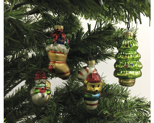 Weihnachtsbaum mit Christbaumschmuck in Form von Stiefel, Baum, Schneemann und Bär