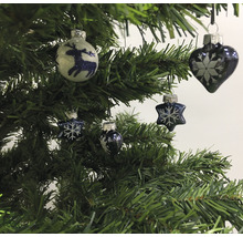 Weihnachtsbaum geschmückt mit Weihnachtskugeln in Herz-, Stern-, Kugelform mit verschiedenen Motiven