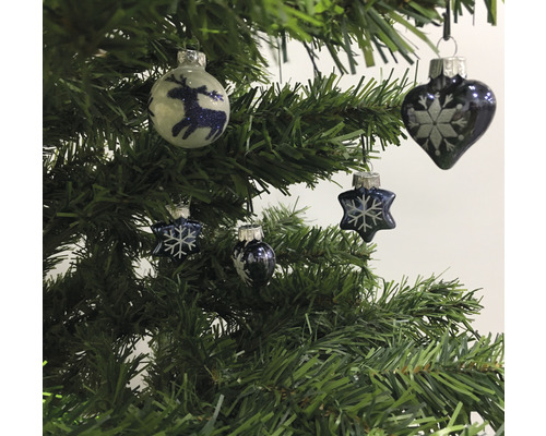 Weihnachtsbaum geschmückt mit Weihnachtskugeln in Herz-, Stern-, Kugelform mit verschiedenen Motiven