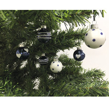Weihnachtsbaum geschmückt mit Christbaumkugeln in verschiedenen Designs