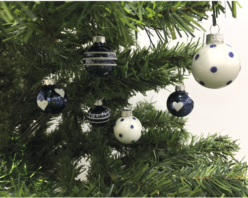 Weihnachtsbaum geschmückt mit Christbaumkugeln in verschiedenen Designs