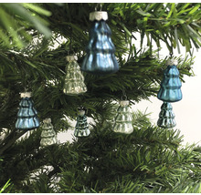 Weihnachtsbaumschmuck in Baumform an einem Weihnachtsbaum