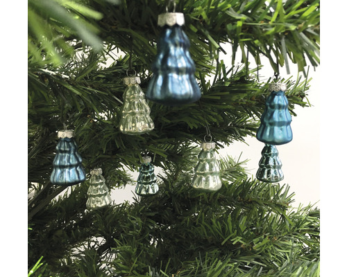 Weihnachtsbaumschmuck in Baumform an einem Weihnachtsbaum