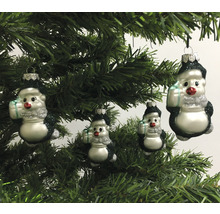 Dekorierte Tanne mit Pinguin Christbaumschmuck mit Geschenk