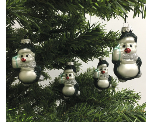 Dekorierte Tanne mit Pinguin Christbaumschmuck mit Geschenk