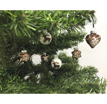 Dekorierter Weihnachtsbaum mit Christbaumkugeln in Herz-, Kugel- und Sternform