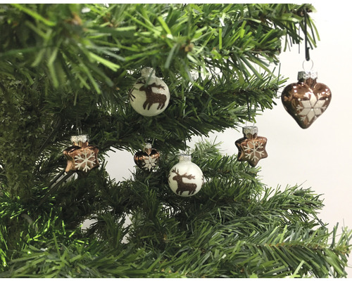 Dekorierter Weihnachtsbaum mit Christbaumkugeln in Herz-, Kugel- und Sternform