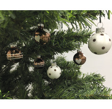Weihnachtsbaum geschmückt mit Christbaumkugeln