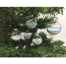 Weihnachtsbaum mit Christbaumkugeln und Schneemanndekoration