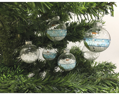 Weihnachtsbaum mit Christbaumkugeln und Schneemanndekoration