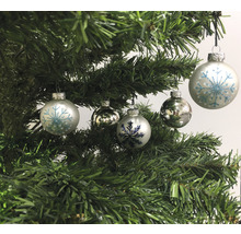 Weihnachtsbaum mit Christbaumkugeln mit Schneeflockenmuster und glänzenden Oberflächen