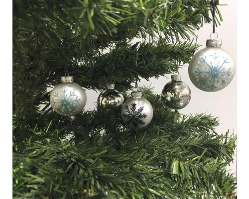 Weihnachtsbaum mit Christbaumkugeln mit Schneeflockenmuster und glänzenden Oberflächen