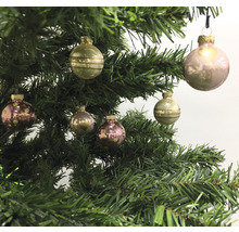 Weihnachtsbaum geschmückt mit Christbaumkugeln