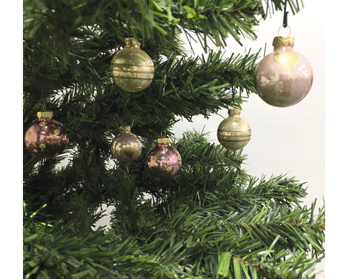 Weihnachtsbaum geschmückt mit Christbaumkugeln