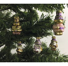 Verschiedene Christbaumkugeln am Weihnachtsbaum