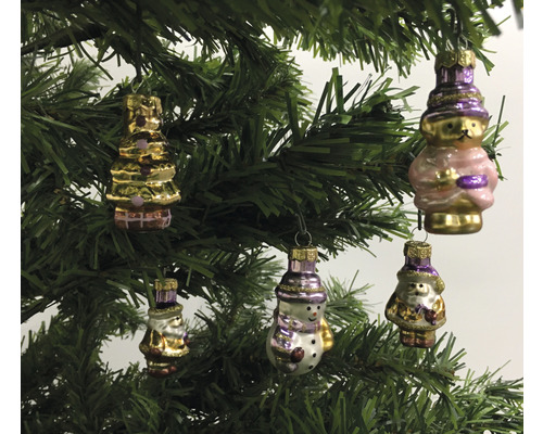 Verschiedene Christbaumkugeln am Weihnachtsbaum