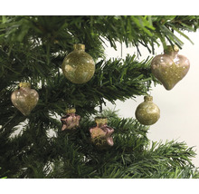 Weihnachtsbaum geschmückt mit Christbaumkugeln in Herz-, Kugel- und Sternform