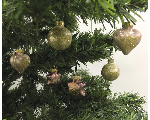Weihnachtsbaum geschmückt mit Christbaumkugeln in Herz-, Kugel- und Sternform