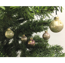 Weihnachtsbaum geschmückt mit Christbaumkugeln