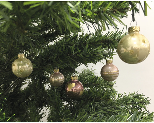 Weihnachtsbaum geschmückt mit Christbaumkugeln