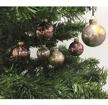 Dekorierter Weihnachtsbaum mit Christbaumkugeln aus Glas