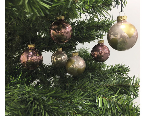 Dekorierter Weihnachtsbaum mit Christbaumkugeln aus Glas
