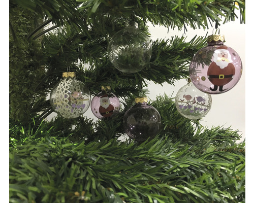 Weihnachtsbaum mit verschiedenen Christbaumkugeln