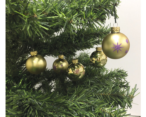 Weihnachtsbaum mit goldenen Christbaumkugeln und Sternenmuster