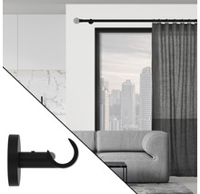Gardinenstange mit Halterung in einem Wohnzimmer mit Fenster
