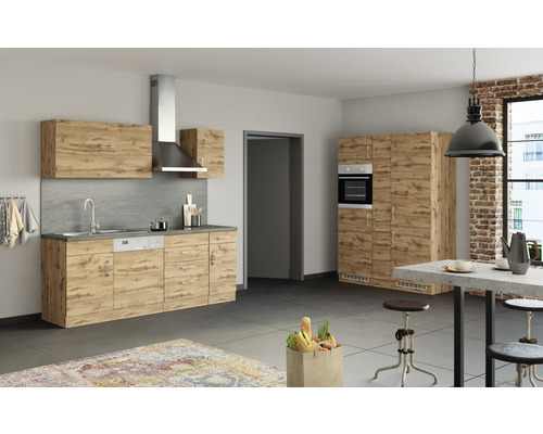 Moderne Küche mit Holzfronten, Spüle, Dunstabzugshaube und Einbaugeräten in einem hellen Raum.