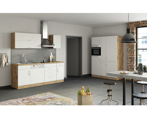 Helle Küche mit Küchenzeile, Dunstabzugshaube und Esstisch