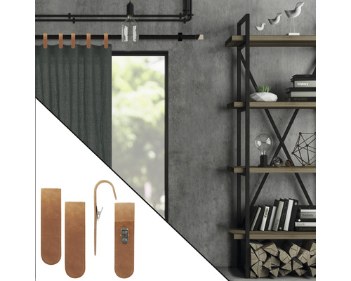 Wohnraum mit Fenster, Vorhang, Regal und Lederaccessoires