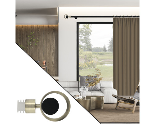 Dekoratives Wohnzimmer mit Vorhangstange und Vorhang