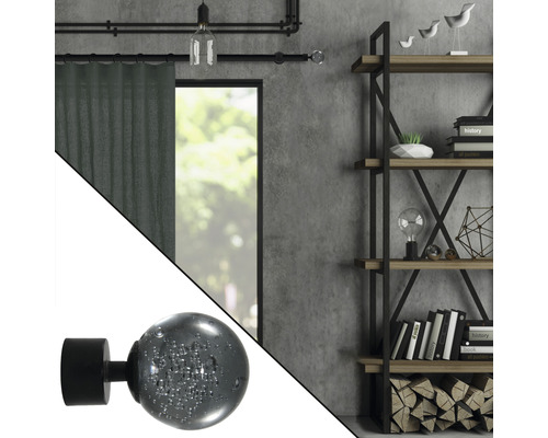 Dekoratives Wohnambiente mit Gardinenstange, Vorhang und Bücherregal