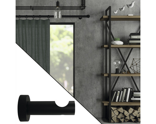 Wohnraum mit Gardinenstange, Regal und schwarzem Gardinenstangenhalter.