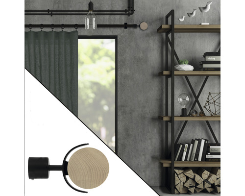 Wohnraum mit Regal, Vorhang und Gardinenstange